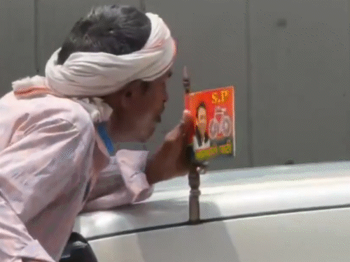 रिक्शे वाले ने चूमी अखिलेश की फोटो, अब मिला ई-रिक्शा​​:सपा प्रमुख ने दिल्ली बुलाकर पूछा- क्या चाहते हो? बोला- छूना चाहता हूं