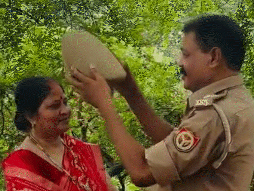 रीलबाज दरोगा, प्रयागराज बाढ़ में फेमस हुए:गंगा घर में आईं, तो पूजा की; रौब इतना कि घर तक जाने में डरते हैं नाववाले रीलबाज दरोगा, प्रयागराज बाढ़ में फेमस हुए:गंगा घर में आईं, तो पूजा की; रौब इतना कि घर तक जाने में डरते हैं नाववाले