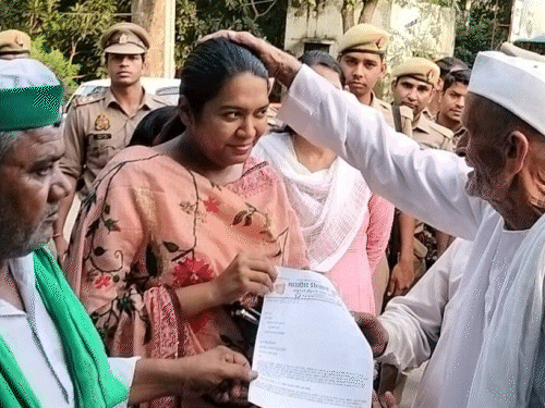 किसानों की मांगे मान लो दुआ मिलेगी, खुश रहोगी:96 साल के किसान बाबा ने ​​​​​​​मेरठ CDO को दिया आशीर्वाद, कहा- हम लोग पूरे देश का पेट भरते हैं