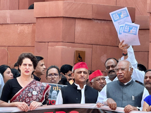अखिलेश के दावों को 3 डीएम ने गलत ठहराया:18 हजार हलफनामों में से 15 की जांच पूरी, आयोग ने कहा था-कोई हलफनामा नहीं मिला अखिलेश के दावों को 3 डीएम ने गलत ठहराया:18 हजार हलफनामों में से 15 की जांच पूरी, आयोग ने कहा था-कोई हलफनामा नहीं मिला