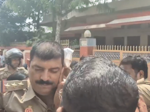 गोरखपुर में आप नेता की मौत पर पथराव-बवाल:SHO का सिर फटा, पुलिसकर्मी टांगकर ले गए, पुलिस से कार्यकर्ता भिड़े