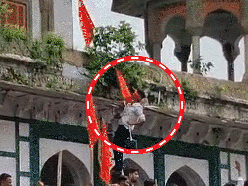 यूपी के फतेहपुर में मकबरे पर भगवा लहराया, बवाल-पथराव, तोड़फोड़:हिंदू संगठनों का मंदिर होने का दावा; सड़क जाम करके हनुमान चालीसा पढ़ी
