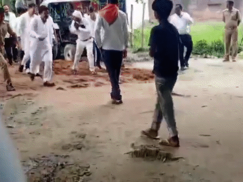 मंत्री जितिन प्रसाद की गाड़ी 20 मिनट कीचड़ में फंसी:पीलीभीत में लोगों ने धक्का लगाया, ट्रैक्टर से खींचकर बाहर निकाला, VIDEO