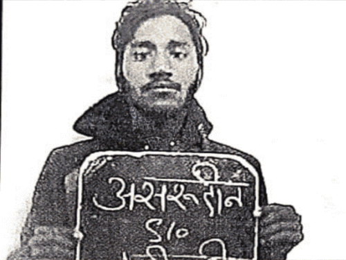 कानपुर जेल की 22 फीट ऊंची दीवार फांदकर भागा कैदी:CCTV में गोदाम की छत पर चढ़ता दिखा; जेलर-डिप्टी जेलर समेत 4 सस्पेंड कानपुर जेल की 22 फीट ऊंची दीवार फांदकर भागा कैदी:CCTV में गोदाम की छत पर चढ़ता दिखा; जेलर-डिप्टी जेलर समेत 4 सस्पेंड