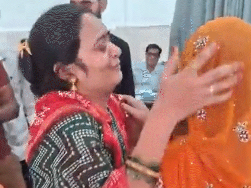 17-साल बाद मिली बिछड़ी मां, गले से लिपटकर रोई बेटी:बेटा बोला- कई बार सोचा ढूंढ कर लाऊंगा, लोग कहते थे जिंदा भी हैं या नहीं 17-साल बाद मिली बिछड़ी मां, गले से लिपटकर रोई बेटी:बेटा बोला- कई बार सोचा ढूंढ कर लाऊंगा, लोग कहते थे जिंदा भी हैं या नहीं