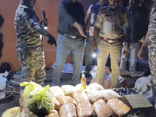बोकारो में 80 किलो गांजा, अवैध शराब बरामद:गोमिया में पुलिस ने की रेड, एक तस्कर गिरफ्तार; SDPO बोले- कार्रवाई जारी रहेगी बोकारो में 80 किलो गांजा, अवैध शराब बरामद:गोमिया में पुलिस ने की रेड, एक तस्कर गिरफ्तार; SDPO बोले- कार्रवाई जारी रहेगी