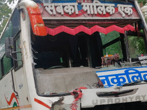 लातेहार में बस और बाइक की टक्कर, दो की मौत:मोटरसाइकिल बस के अगले हिस्से में फंसी, मृतकों में यूपी का एक युवक शामिल