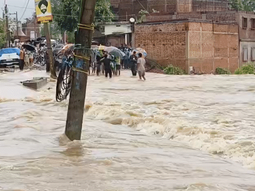 लगातार बारिश से नदियों में उफान, बाढ़ से तबाही:चतरा के 5 प्रखंडों में भरा पानी, कई गांव जलमग्न; स्कूल में घुसा पानी