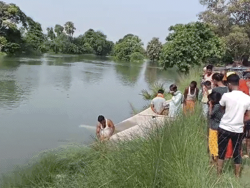 समस्तीपुर में बोरी में बंद मिली युवती की लाश:मर्डर के बाद डेड बॉडी नदी में फेंकने की आशंका, चेहरे पर केमिकल डाला गया था समस्तीपुर में बोरी में बंद मिली युवती की लाश:मर्डर के बाद डेड बॉडी नदी में फेंकने की आशंका, चेहरे पर केमिकल डाला गया था