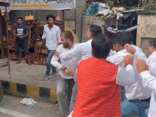 केंद्रीय शिक्षा मंत्री को पटना में घेरने की कोशिश:पटना में NSUI ने दिखाया काला झंडा, बीजेपी कार्यकर्ता से हाथापाई; VIDEO