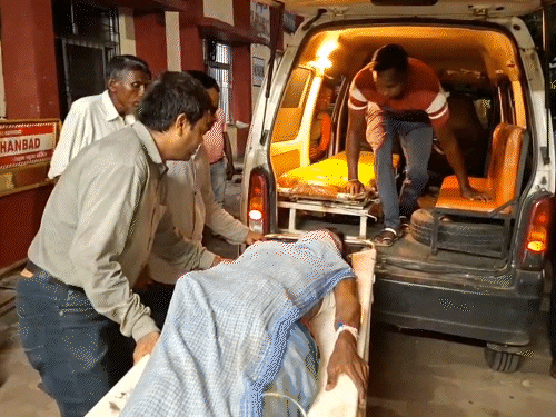 धनबाद में सीएचसी संचालक को मारी गोली, रिम्स रेफर:बाइक सवार हमलावर फरार, साइबर अपराधियों पर गोली मारने का संदेह धनबाद में सीएचसी संचालक को मारी गोली, रिम्स रेफर:बाइक सवार हमलावर फरार, साइबर अपराधियों पर गोली मारने का संदेह