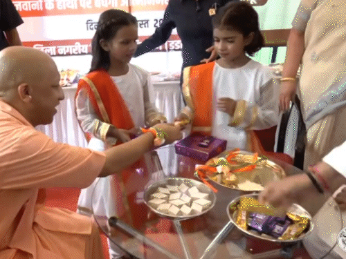 बच्ची की जिद पर योगी ने खाई मिठाई:राखी बंधवाई, सेल्फी ली; बोले- रक्षाबंधन पर स्वदेशी सामान खरीदें, चाहे महंगे मिलें बच्ची की जिद पर योगी ने खाई मिठाई:राखी बंधवाई, सेल्फी ली; बोले- रक्षाबंधन पर स्वदेशी सामान खरीदें, चाहे महंगे मिलें