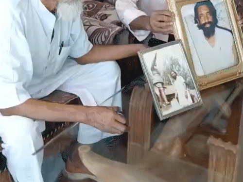 शिबू सोरेन के बोकारो आवास में पसरा सन्नाटा:साथ रहने वाले ने सीने पर तीर-धनुष का बनवाया टैटू, भतीजी ने कहा-उन्हें दूध-रोटी बहुत पसंद थी शिबू सोरेन के बोकारो आवास में पसरा सन्नाटा:साथ रहने वाले ने सीने पर तीर-धनुष का बनवाया टैटू, भतीजी ने कहा-उन्हें दूध-रोटी बहुत पसंद थी