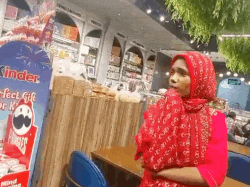 आगरा में लाल सूट वाली से दुकानदार परेशान, VIDEO:शहर के बड़े मिठाई दुकानों पर पहुंचती है, चखने के बाद नहीं देती है रुपए