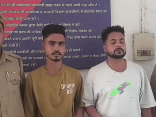 मेरठ में ई-रिक्शा चालक निकले लुटेरे:हापुड़ अड्डे पर युवक का मोबाइल छीनकर भागे, पुलिस ने दौड़कर पकड़ा मेरठ में ई-रिक्शा चालक निकले लुटेरे:हापुड़ अड्डे पर युवक का मोबाइल छीनकर भागे, पुलिस ने दौड़कर पकड़ा