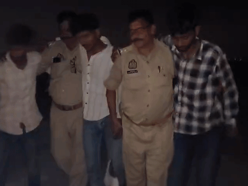 बदमाशों की पुलिस से मुठभेड़, तीन को गोली लगी:प्रयागराज में कारोबारी को लूटा था, गैंग ने पुलिस पर फायरिंग; 5 गिरफ्तार बदमाशों की पुलिस से मुठभेड़, तीन को गोली लगी:प्रयागराज में कारोबारी को लूटा था, गैंग ने पुलिस पर फायरिंग; 5 गिरफ्तार