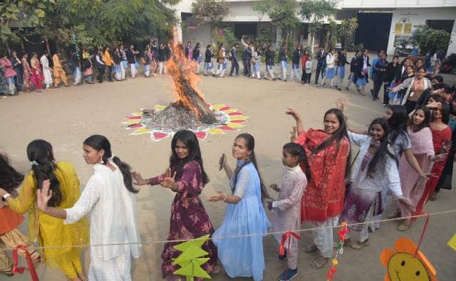अग्नि में गुड़ तिल डालकर लखनऊ में मनाया गया लोहड़ी पर्व