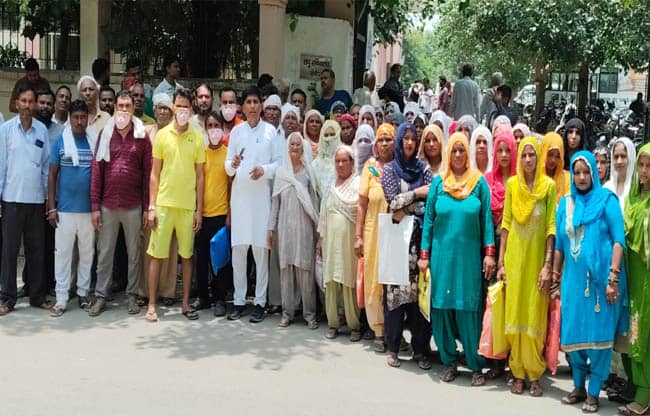 सोनीपत : पात्र गरीबों को प्लाॅट न मिलने पर हुआ बंदर मुखौटा प्रदर्शन