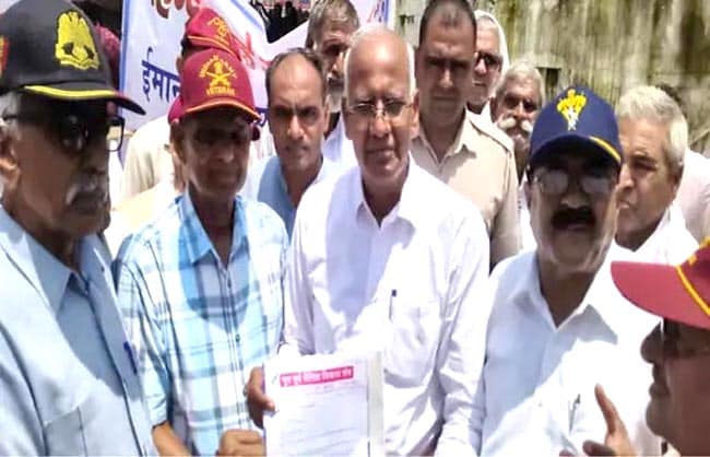 नारनौलः नागरिकों ने एसडीएम का तबादला रद्द करवाने को लेकर विधायक को सौंपा मांग पत्र