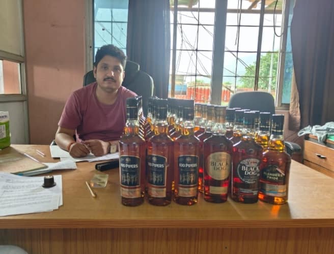 वाहन जाँच के दौरान शराब के साथ दो गिरफ्तार।