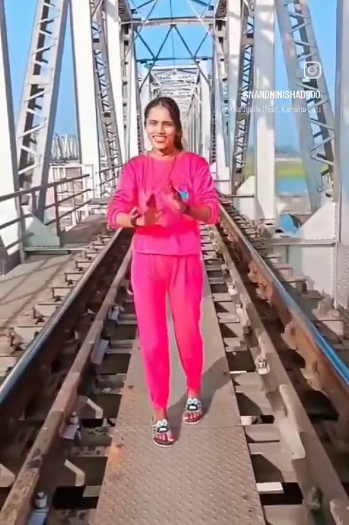 जान की परवाह किए बगैर रेलवे ट्रैक पर बनाई रील्स 