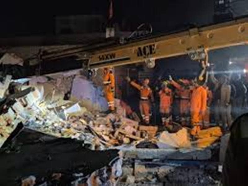 लखनऊ में कोल्ड ड्रिंक लदा कंटेनर पलटने से बड़ा हादसा, तीन लोगों की मौत