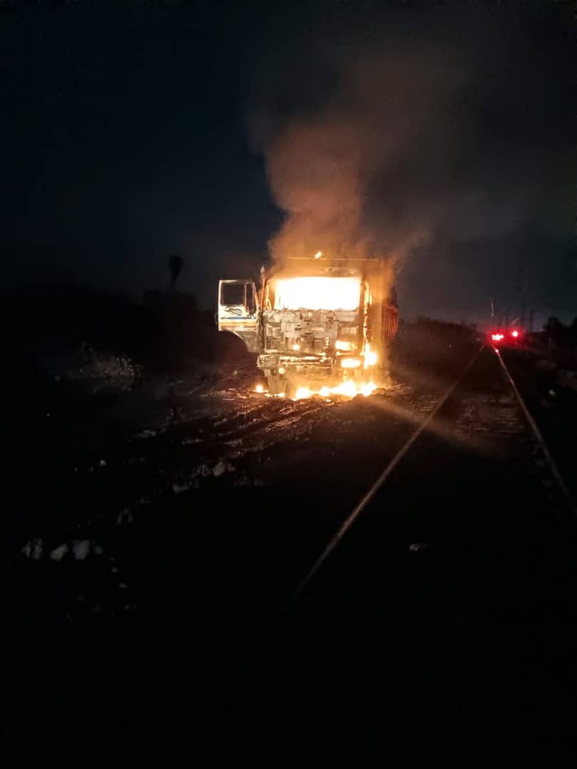 अपराधियों ने हाइवा में लगाई आग