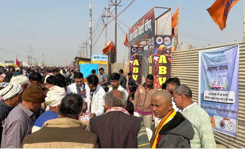 महाकुम्भ में दुर्घटना के बाद श्रद्धालुओं की सेवा व सहायता में जुटे एबीवीपी के कार्यकर्ता